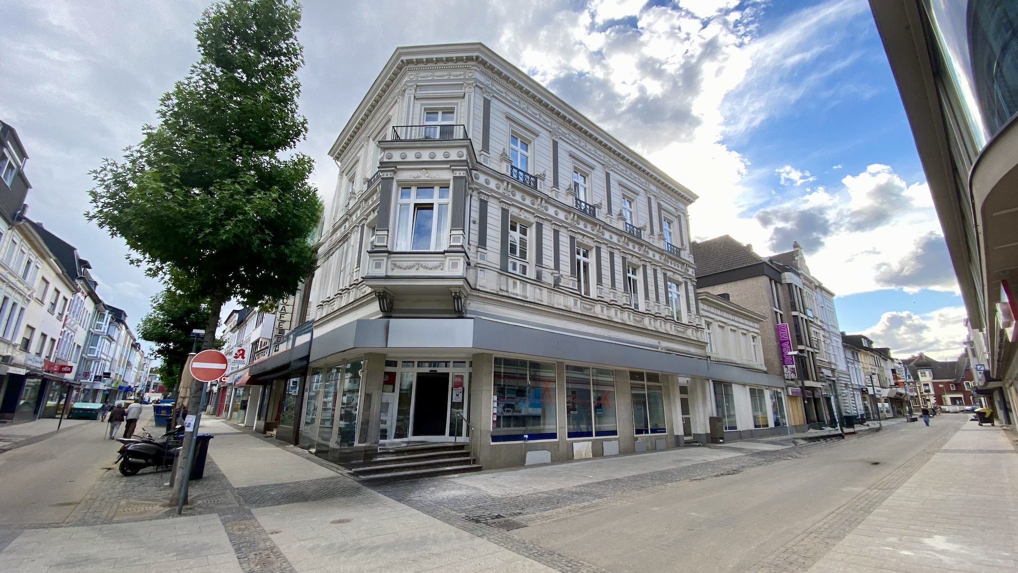 Ansicht des Eckhauses in der Fußgängerzone
